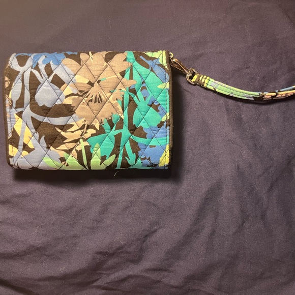 Vera Bradley Your Turn Smartphone Wristlet Camofloral Pattern - Picture 4 of 4